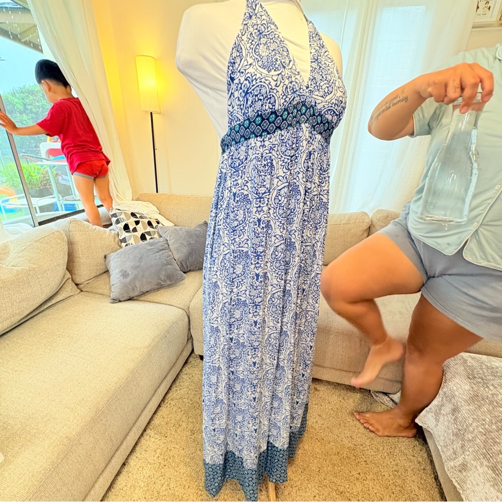 Mahina Adorable Blue and White Patterned Flowy Maxi Dress - Picture 5 of 6